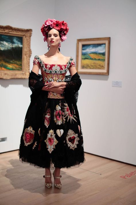 Dolce & Gabbana Catrina Costume, Frida Kahlo Style, Traditional Mexican Dress, Mexico Fashion, Mexican Fashion, Mexican Dresses, Sophia Loren, Dolce E Gabbana, Mexican Style