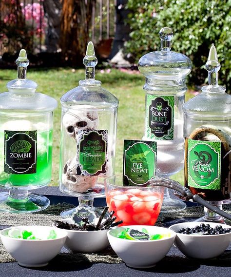 Spells and Potions Halloween: Creepy Jars & Candy Labels {Free Printables} // Hostess with the Mostess® Potion Bar Halloween, Potion Bar, Halloween Desserts Scary, Mad Scientist Halloween, Spells And Potions, Diy Halloween Home Decor, Diy Halloween Gifts, Halloween Candy Bar, Potions Recipes