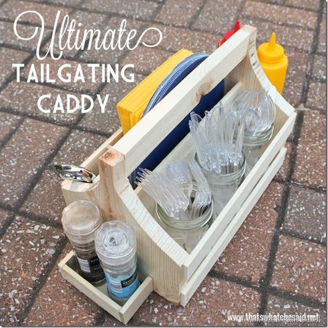 Ultimate Tailgating Caddy Tutorial from thatswhatchesaid.net  #tailgating #football #gameday Tailgate Bbq, Wooden Caddy, Awesome Woodworking Ideas, Utensil Caddy, Football Tailgate, Wood Projects For Beginners, Scrap Wood Projects, Diy Holz, Wood Plans