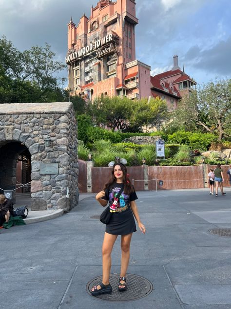 Celebrities At Disney World, Alternative Disney Outfits, Disney Outfits Hollywood Studios, Universal Hollywood Outfit, Disney Cool Girl Outfits, Alt Disney Outfits, Cool Girl Disney Outfit, Universal Studio Outfits, Disney Hollywood Studios Outfit