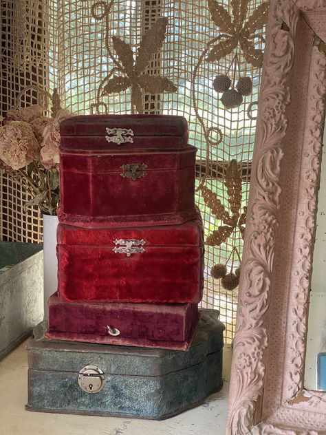 Vintage Jewellery Box Aesthetic, Vintage Storage Boxes, Wrapping Ideas Creative, Small Gift Wrapping, Vintage Jewelry Boxes, Cute Jewelry Box, Gift Wrapping Christmas, Gift Wrap Ideas, Vintage Boxes