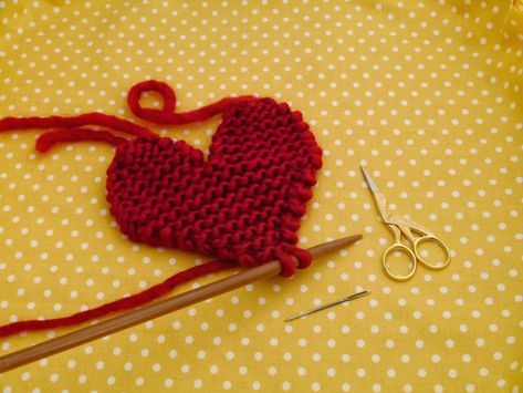 How to knit a heart – Julie & The Knits Knitted Heart Pattern, Hello Kitty Imagenes, Super Chunky Yarn, Knitted Heart, Christmas Knitting Patterns, Knitted Flowers, Crochet Coasters, Knitting Techniques, Easy Knitting