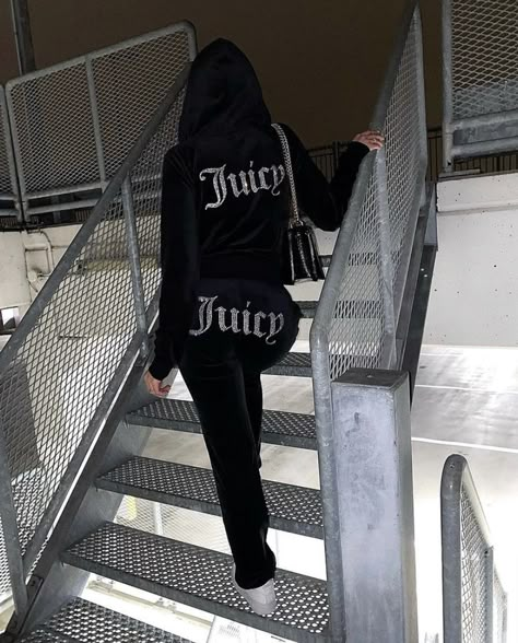 Thug Style Girl, Chill Clothes, Juicy Tracksuit, Glam Shoes, Winter Arc, Thug Style, Juicy Couture Tracksuit, Cute Christmas Outfits, Swag Girl Style