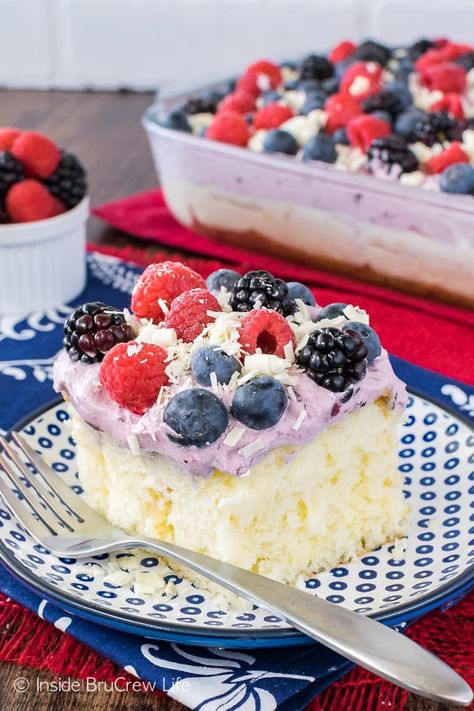 White Chocolate Pudding Cake, Berry Poke Cake, Berry Pudding, White Pudding, White Chocolate Pudding, Poke Cake Lemon, Chocolate Pudding Cake, Poke Cake Recipes, Berry Cake