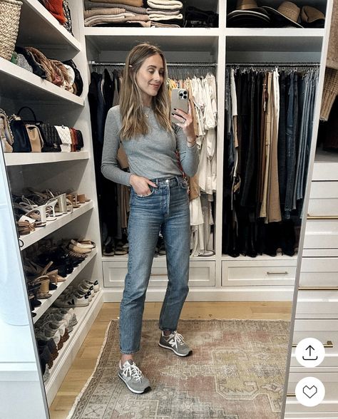 Running Shoes And Jeans Outfit, Casual Night Out Outfit Sneakers, Jeans And Sneakers Outfit Fall, New Balance Casual Outfit, New Balance Work Outfit, New Balance With Jeans, New Balance Sneakers Outfit, Superga Outfit, Grey Sneakers Outfit