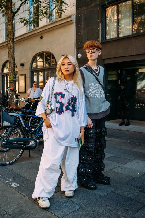 A monochromatic take on casual oversized styling is critical for comfort and style. Photographed by Acielle/StyleDuMonde. Late Summer Outfits, Copenhagen Street Style, Street Style Photos, Copenhagen Fashion, Vogue India, Copenhagen Style, Copenhagen Fashion Week, Street Style Trends, The Best Street Style