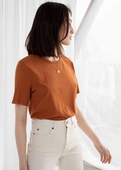 And other stories Organic Cotton Tee Plain Tshirt Outfit, Orange Shirt Outfit, Sustainable Womens Clothing, Straight Clothes, Orange Outfit, Organic Cotton Clothing, Orange T Shirts, Orange Shirt, Korean Girl Fashion