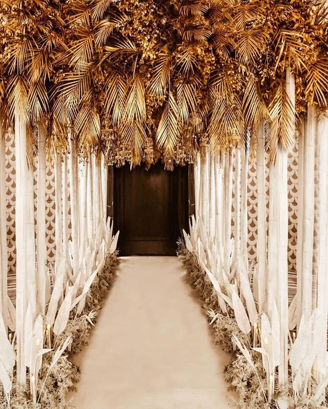 1,670 Likes, 10 Comments - Saudi Weddings (@saudi.weddings) on Instagram: “White&Gold 🤍✨” Aviation Wedding Theme, Palm Leaf Decor, Event Entrance, Gatsby Wedding Theme, Great Gatsby Theme, Decor For Wedding, Wedding Background Decoration, Wedding Entrance Decor, Gatsby Theme