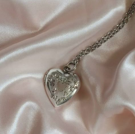 Pearl Silver Jewelry, Cute Jewellery, Heart Locket Necklace, Dope Jewelry, Funky Jewelry, Jewelry Lookbook, Pretty Jewelry, Heart Locket, Girly Jewelry