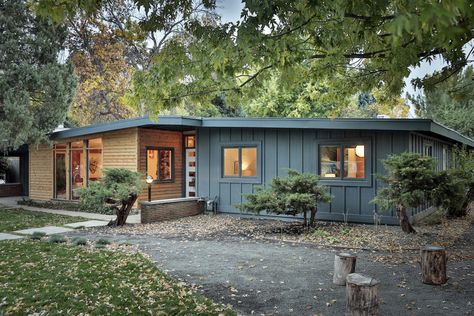 Single Story Mid Century Modern House, Colorful Eclectic Mid Century Modern, Mid Century Rambler Exterior, 60s Bungalow Makeover, Mid Century Split Level Exterior, Contemporary Ranch Home Exterior, Midcentury Modern Exterior Paint, Mid Century Exterior Paint Colors, Midcentury Home Exterior