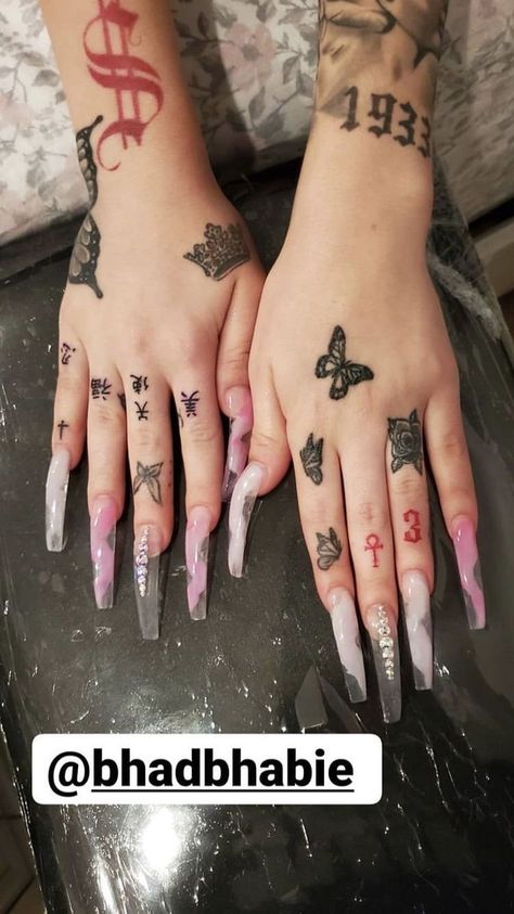 42 Tattoo, Tato Henna, Finger Tats, Unghie Sfumate, Hand And Finger Tattoos, Cute Hand Tattoos, Pretty Hand Tattoos, Tasteful Tattoos, Red Ink Tattoos