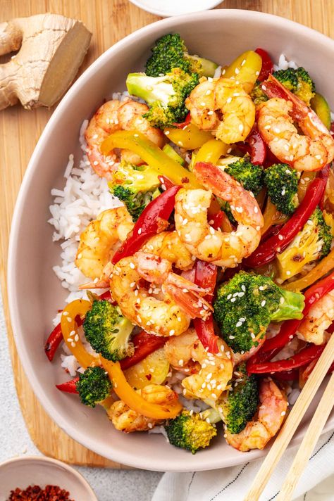 This shrimp stir fry is a simple weeknight dinner staple that’s bursting with garlic and soy sauce flavor! A healthy meal in just 30 minutes. Chili Garlic Shrimp Recipe, Garlic Shrimp Stir Fry, Chili Garlic Shrimp, Seafood Stir Fry, Shrimp Cocktail Appetizers, Soy Sauce Stir Fry, Stir Fry Shrimp Recipes, Spicy Shrimp Recipes, Easy Stir Fry Recipes