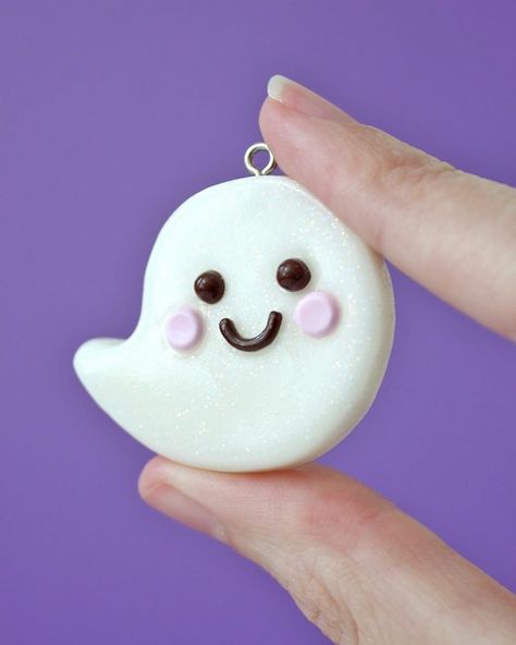 Fimo ideen: Anleitung für Halloween Geist Polymer Clay Ghost, Fimo Halloween, Clay Ghost, Diy Polymer Clay, Polymer Clay Halloween, Polymer Clay Kawaii, Halloween Clay, Fondant Animals, Polymer Clay Diy