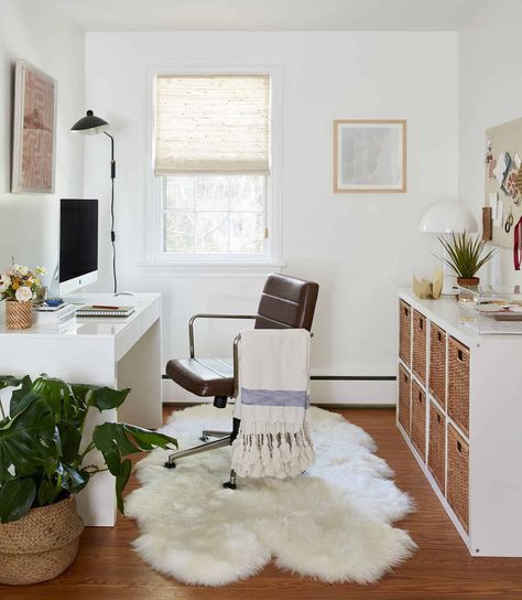 Small Home Office White Desk, Home Office Light Grey Desk, Tv In Home Office, Uplift Desk Home Office Ideas, Office With White Furniture, Den Room Ideas Small Office, White Desk Home Office, Yt Studio, Rv Office