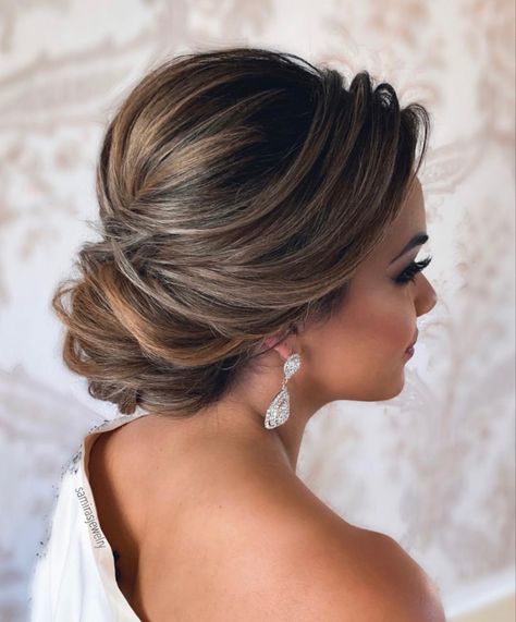 Mother Of The Bride Hairdos, Mother Of The Groom Hairstyles, Sanggul Modern, Wedding Hair Up, Guest Hair, Mother Of The Bride Hair, Bridal Hair Buns, Elegant Wedding Hair, Mom Hairstyles