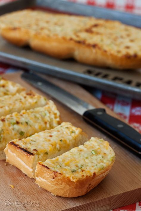 Black Angus Three Cheese Garlic Bread copycat recipe Cheese Garlic Bread Recipe, Cheesy Bread Recipe, Cheese Garlic Bread, Cheesy Garlic Bread Recipe, Garlic Cheese Bread, Garlic Bread Recipe, Cheese Butter, Cheesy Garlic Bread, Cheesy Bread