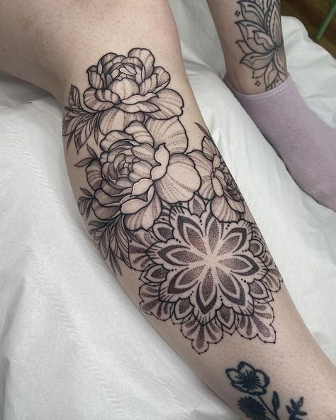 𝕰𝖒𝖒𝖆 𝕭𝖊𝖊𝖈𝖍 𝕿𝖆𝖙𝖙𝖔𝖔 | Mandala & peonies from my flash today for @shann_01xox 🖤 📍 @jadedfoxcollective @whitfieldstattooco @magnumtattoosupplies.uk @biotat_… | Instagram Peony With Mandala Tattoo, Peonies And Mandala Tattoo, Shin Mandala Tattoo, Peony Knee Tattoo, Tattoo Back Leg, Hip Floral Tattoo, Dot Work Mandala Tattoo, Peony Mandala Tattoo, Mandala Leg Sleeve