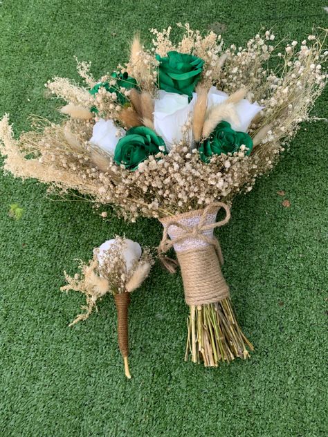 Emerald And Gold Bouquet, Emerald Green And White Flower Bouquet, Quince Flower Bouquets Emerald Green, Quince Flower Bouquets Green, Dried Flower Bouquet Green, Natural Bridal Bouquet, Royal Green, Green Bouquet, Baby S Breath