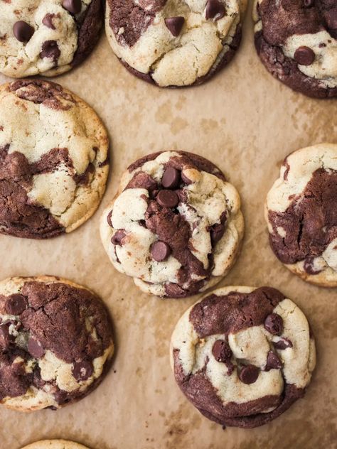 Marbled Chocolate Chip Cookies by Wood and Spoon blog. These are cookies made with a vanilla and a chocolate dough swirled together to make one marble cookie! These are great for people who love a little brownie and a little cookie! Find out how to make these make ahead desserts on thewoodandspoon.com. Chocolate Dough, Chocolate Chip Biscuits, Marbled Chocolate, Make Ahead Desserts, Drop Cookies, Vanilla Cookies, Dessert Ingredients, Wood Spoon, Cookie Scoop