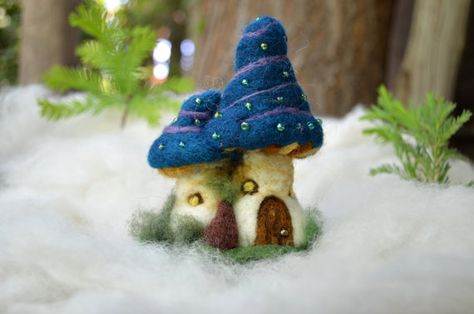 Tovad Ull, Felt Mushroom, Felt House, Waldorf Crafts, Little Mushroom, Felt Fairy, Needle Felting Tutorials, Mushroom House, Needle Felting Projects