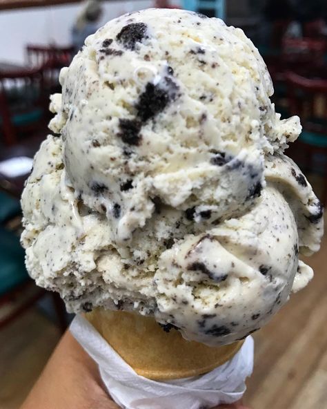 Cookies And Cream Ice Cream, Homemade Chocolate Chips, Homemade Chocolate Chip Cookies, Easy Coffee Recipes, Cream Ice Cream, Yummy Ice Cream, Junk Food Snacks, Charcuterie Recipes, Sweet Cream