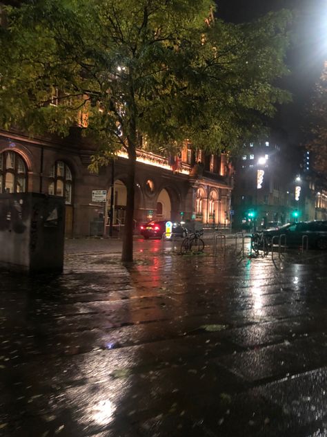 Late Night Scenery, Ece Core Vibe, Rainy London Night, Night Time In London, Manchester Night Aesthetic, Late Night City Photos, Late Night London, British Autumn Aesthetic, Late Night Aesthetic City