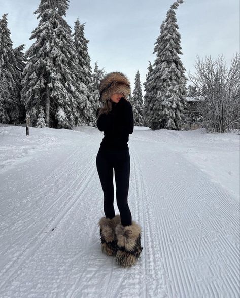 Winter Ski Fashion, Aspen Trip, Mode Au Ski, Winter Wonderland Outfit, Christmas Moodboard, Cabin Outfit, Ski Chic, Ski Trip Outfit, Apres Ski Outfits