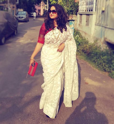 White Jamdani Saree Look, Jamdani Saree Look, Red And White Saree, White Sarees, Saree White, Zardozi Embroidery, Saree Style, Placement Print, White Saree