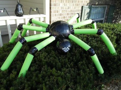 Diy Spider Costume, Pool Noodle Halloween, Porche Halloween, Diy Spider, Halloween Camping, Halloween Decor Diy, Spider Costume, Halloween Decorations Diy Outdoor, Easy Halloween Decorations