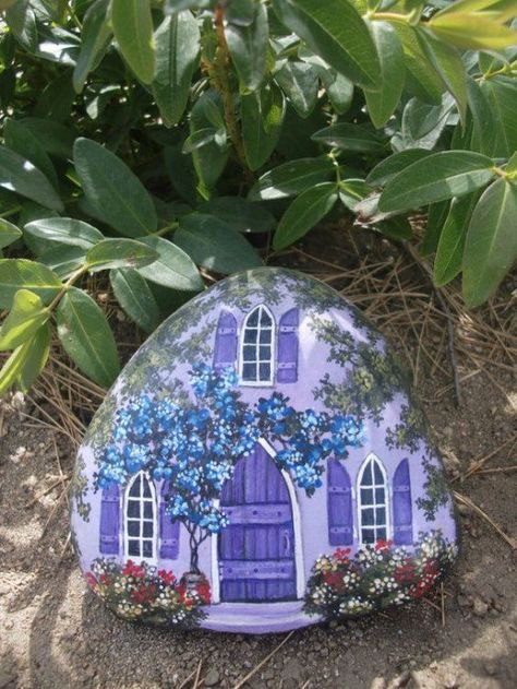 Hand-painting on rocks is a timeless craft that can provide hours of fun and relaxation for anyone. Rock House, Rock Flowers, Art Pierre, Painted Rocks Diy, Fairy Garden Houses, Rock Painting Patterns, House On The Rock, Rock Decor, Paint Rock