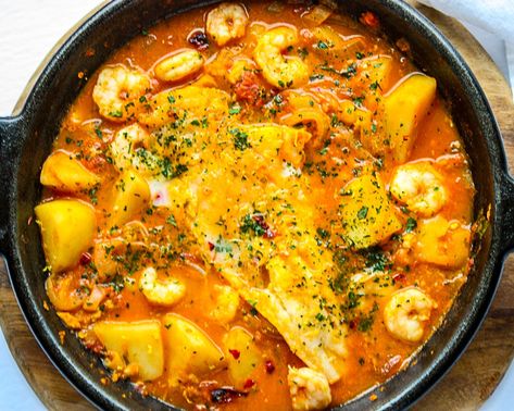 Spanish Fish Stew is a delicious Mediterranean dish that makes an easy week nigh meal in only one pot and brings all the flavours of Spain. Spanish Fish Stew, Pescatarian Lifestyle, Seafood Soups, Fish Stew Recipes, Chicken Tikka Masala Recipes, Portuguese Food, Seafood Stew, Fish Stew, Fish Soup