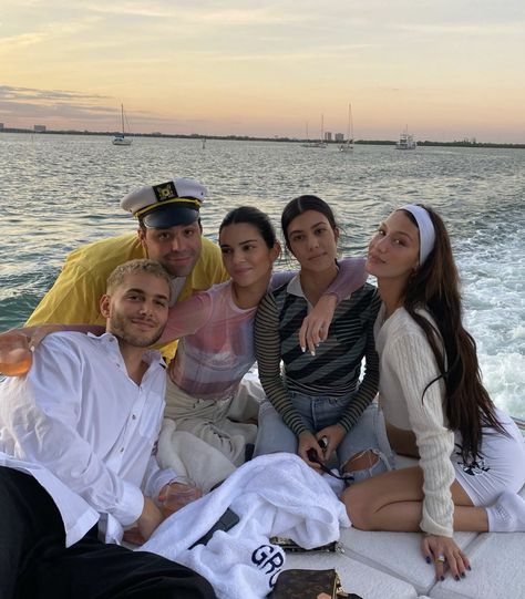 Kily Jenner, Miami Girls, Bff Goals, On A Boat, Group Photo, Friend Photoshoot, Best Friend Pictures, Kourtney Kardashian, Cute Friends