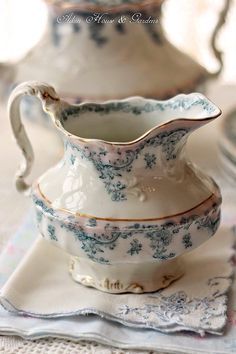 Blue Dishes, Pretty China, Antique Dishes, China Dishes, Keramik Design, Blue And White China, White China, Antique China, China Patterns