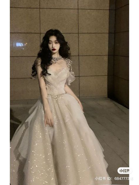 Prom Dresses Douyin, Douyin Prom Dress, Prom Dress Korean, Kpop Wedding, Asian Prom Dress, Debut Gowns, Elegant Prom Dress, Silver Prom Dress, Indian Wedding Gowns