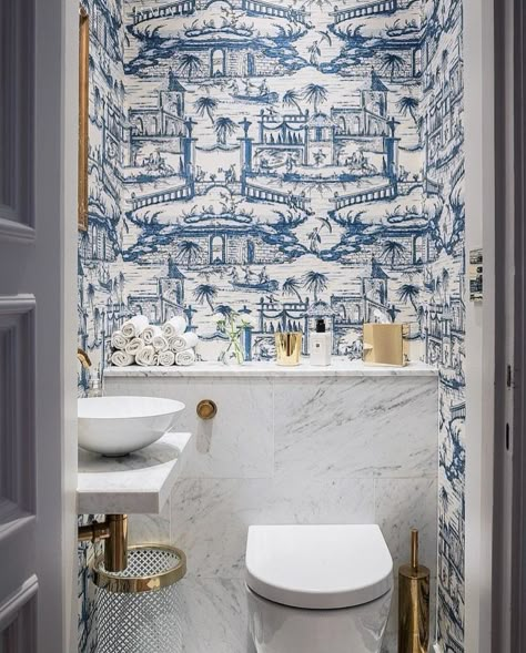 Blue And White Wallpaper, Swedish Apartment, Chinese Wallpaper, Retro Revival, Bad Inspiration, Downstairs Toilet, Small Toilet, Downstairs Bathroom, Bathroom Wallpaper