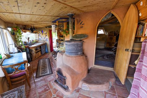 In this video we travel to the Californian desert and the tiny earthen home of natural builders Sasha and John. The desert landscape can be harsh and unforgiving and building homes for this environment can be an interesting challenge. This amazing tiny natural home is completely off the grid and has been constructed using a […] Earthen Homes, Cob House Interior, Earthen Home, Mud Brick, Bag Construction, Oasis Springs, Brick Homes, Wattle And Daub, Cactus Wren