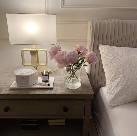 Doubleyou Aesthetic Bedside Table Decor, Nightstands Ideas Bedside Tables, Night Stand Aesthetic, Bedside Table Aesthetic, Bedside Table Styling, Wealthy Woman, Chic Nightstand, Bedside Table Decor, Nightstand Decor