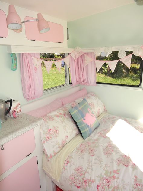 Shabby Chic Caravan, Shabby Chic Campers, Pop Up Princess, Vintage Camper Interior, Caravan Decor, Camping Vintage, Caravan Makeover, Vintage Camper Remodel, Caravan Renovation