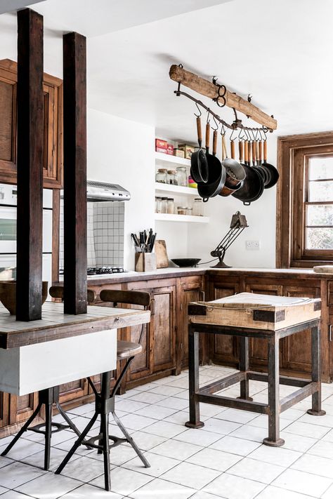 At the center of the kitchen is an island work surface made of a Victorian-era butcher’s block on a metal base. A pot rack and countertop lighting are both made of antique parts. Countertop Lighting, Tiny Castle, Butchers Block, Simple Dining Table, Driftwood Diy, Victorian Terrace House, Pot Hanger, Vintage Revival, Flooring Trends