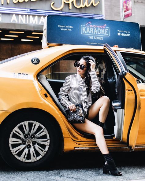 ew York moment 🚖 One of my favorite things to indulge in... cab rides 😜 Excited for autumn, excited for autumn in NYC, and excited for New York Photoshoot, Taxi Booking App, City Fashion Photography, Wendy Nguyen, Nyc Photoshoot, Karen Walker Sunglasses, New York Taxi, Wendy's Lookbook, Taxi App