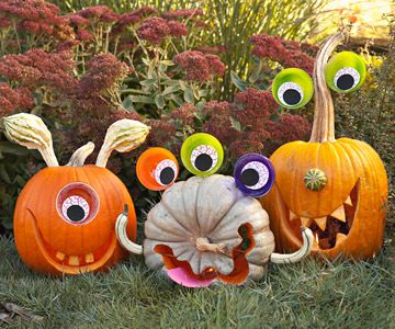 Make Monstrously Cool Pumpkins...adorable! Cute Pumpkin Carving, Hallowen Ideas, Halloween Fest, Happy Pumpkin, Adornos Halloween, Work Project, Halloween Pumpkins Carvings, Googly Eyes, Theme Halloween