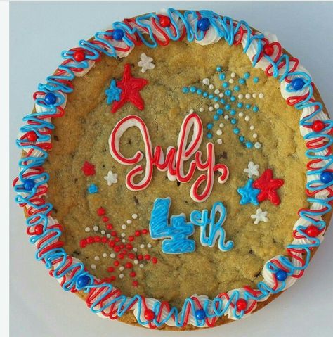 Fourth Of July Sugar Cookie Cake, Decorated Cookie Cake Ideas, Fourth Of July Cookie Cake, Cookie Cake 4th Of July, Big Cookie Decorating Ideas, Summer Cookie Cake, Forth Of July Cookie Cake, Patriotic Cookie Cake, 4th Of July Cookie Cake Designs