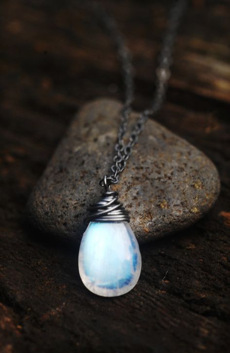 Moon Stone Necklace, Shiny Rocks, Cosplay Jewelry, Gemstone Properties, Personalized Pendant, Moonstone Necklace, Moonstone Jewelry, Moonstone Pendant, Beautiful Rainbow