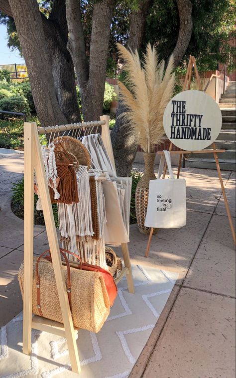 This is my favorite section for pop ups! On the bottom shelf, you’ll find thrifted baskets, bags, and more. Hanging on the rack are my favorite copper, mini wall hangings, basket wall hangings, tote bags, mini plant hangers, etc.! Shop in person at my next event or on my Etsy shop ✨ Pop Up Vendor Table Ideas, Pop Up Market Themes, Purse Display Pop Up, Modern Pop Up Shop, Pop Up Sales Ideas, Portable Vendor Booth, Macrame Pop Up Shop Display, Thrift Store Pop Up Shop, Pop Up Display Stand