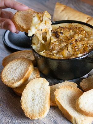 Onion Appetizers, Brie Cheese Recipes, Single Summer, Toasted Baguette, Appetizer Sandwiches, Brie Recipes, Baked Cheese, Creole Recipes, Caramelized Onion