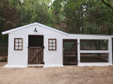 Goat & Chicken House ❤ Ducks And Goats Together, Chicken Pen Designs, Chicken And Goat House, Cute Goat House, Goats Pen Ideas, Goat And Chicken House, Chicken Coop Outside Decor, Modern Goat House, House For Goats