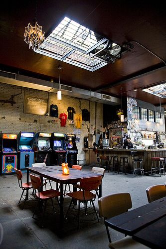 Barcade, a bar featuring local brews and classic video games in Brooklyn, NY USA Video Game Bar, Sport Bar Design, Board Game Cafe, Bar Deco, Arcade Bar, Gaming Lounge, Sweet Cafe, Game Cafe, Game Room Bar