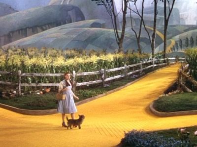 Follow the yellow brick road.... of course!! Wizard Of Oz Corn Field, Wizard Of Oz Garden, Elisa Lam, Color In Film, Wizard Of Oz Movie, Wallpaper Horizontal, Wizard Of Oz 1939, Oz Movie, Corn Field