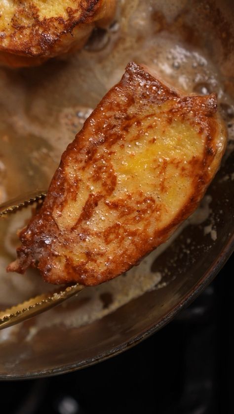 This Vanilla Brioche French Toast is perfect for breakfast, brunch, or even a sweet afternoon snack. Plus, it's super easy to prepare. Beef Stew Stove, Quick French Toast, Brioche French Toast Recipe, Coop Can Cook, Vanilla French Toast, Oven Beef Stew, Easy French Toast Recipe, Pork Chops And Gravy, Brioche French Toast