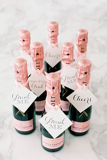 Mini-botellas de champagne para las invitadas Champagne Wedding Favors, Summer Wedding Favors, Wedding Favors And Gifts, Mini Champagne Bottles, Mini Champagne, Wedding Favors Cheap, Beach Wedding Favors, Blush Pink Weddings, Wedding Gifts For Guests